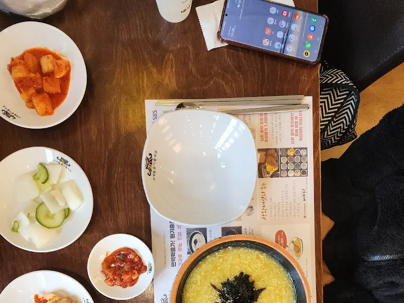 깔끔하게 정돈된 테이블