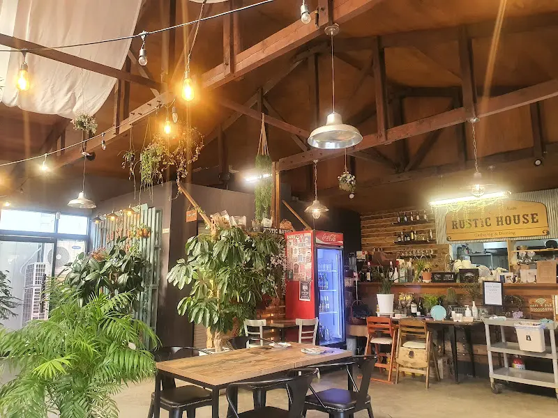러스틱하우스 내부 테이블과 식물 인테리어