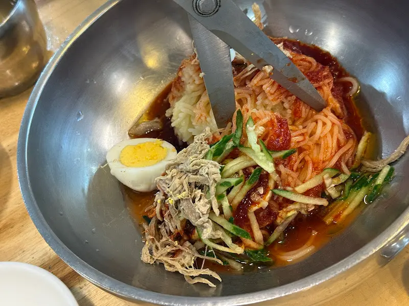 비빔밀면을 자르는 모습