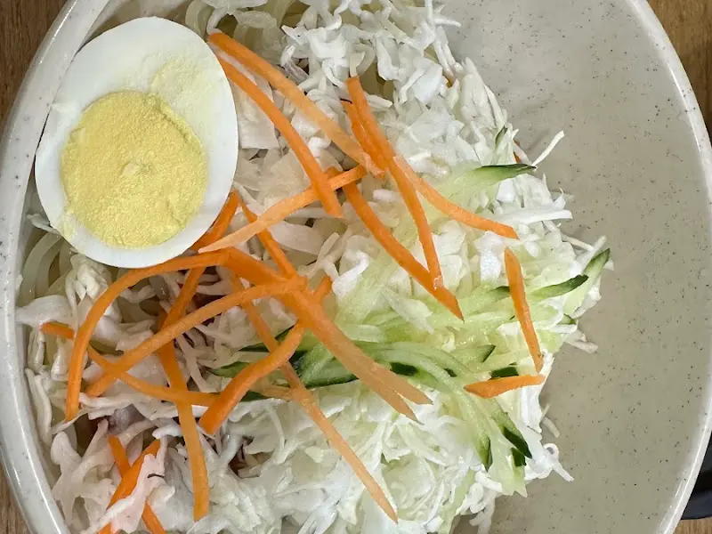 채소가 듬뿍 올려진 쫄면