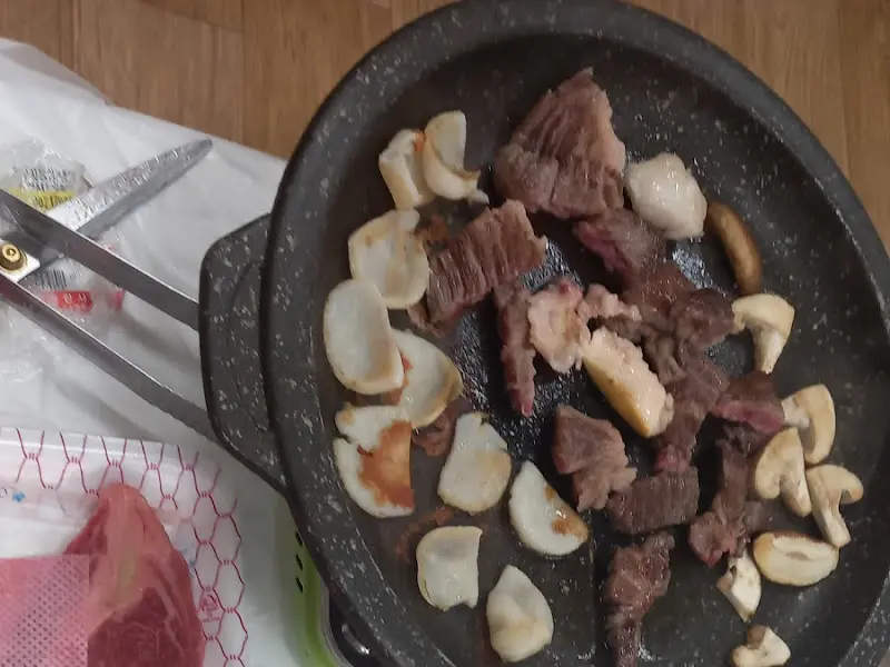 불판 위에서 익어가는 한우