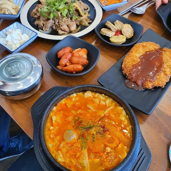 챠돌식당의 푸짐한 한 상차림