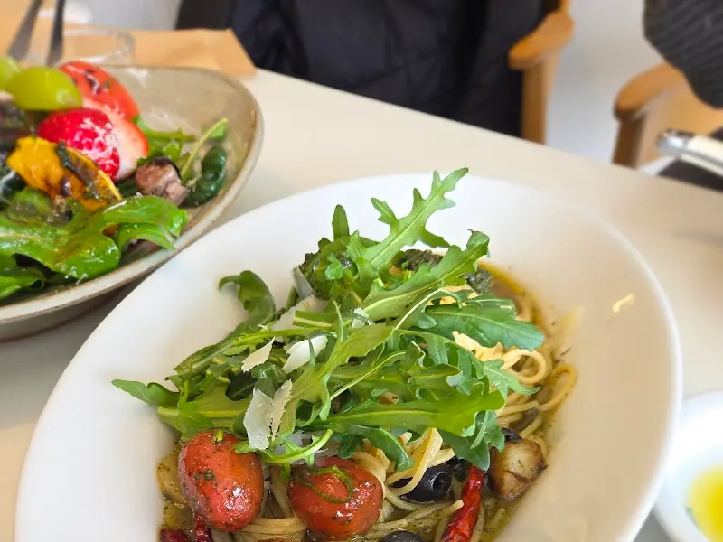 파스타와 샐러드