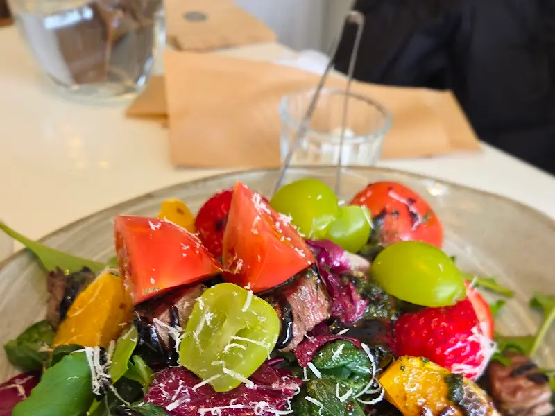 안심 샐러드 근접샷