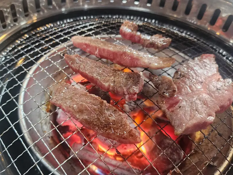 숯불 위에서 익어가는 고기