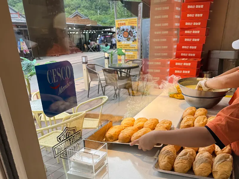 갓 구워져 나온 마늘빵