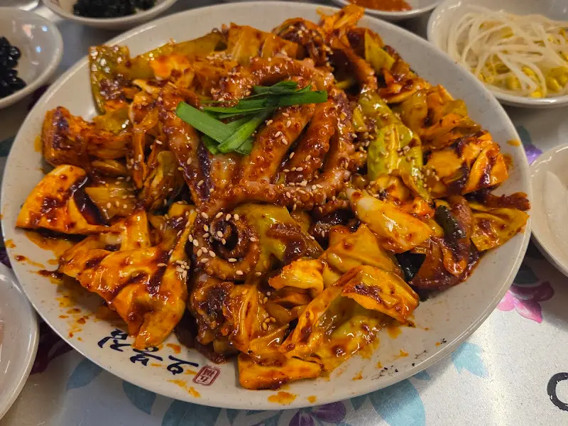 맛깔스러운 낙지볶음