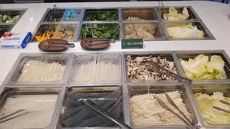 신선한 재료가 가득한 셀프바