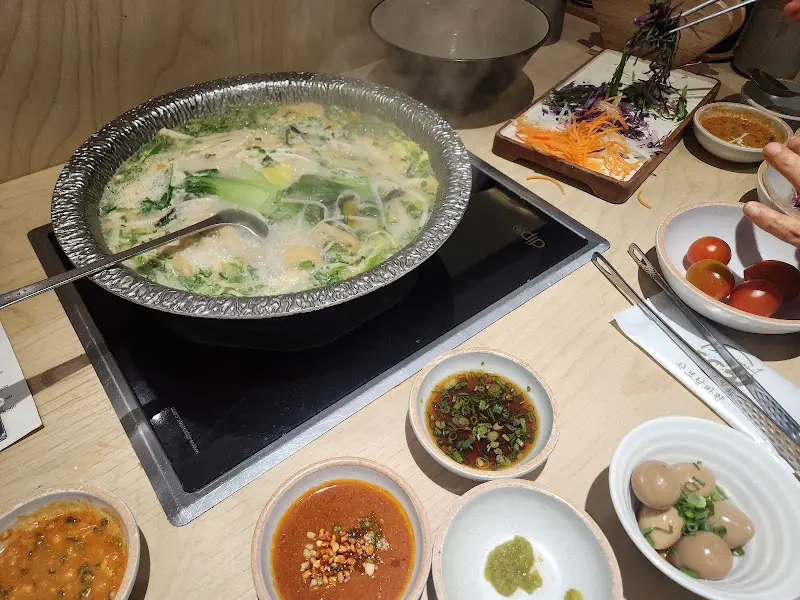 백탕 육수에 채소를 넣은 모습