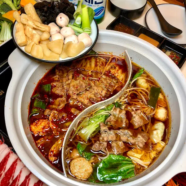 두 가지 육수가 끓는 모습