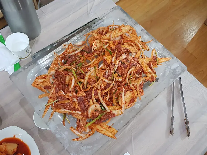 불판 위에서 맛있게 구워지고 있는 더덕오리구이