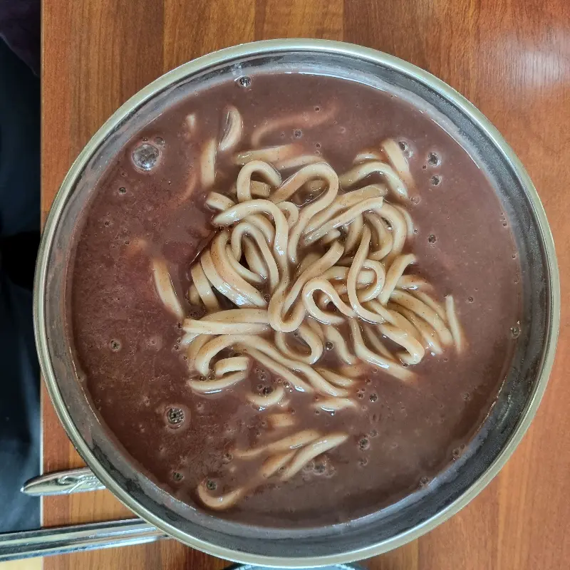 놋그릇에 담겨 나온 팥칼국수