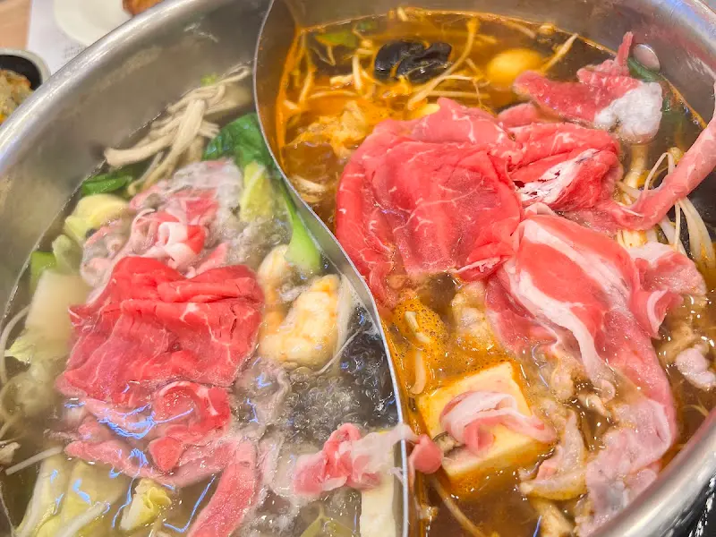 육수와 고기가 담긴 냄비