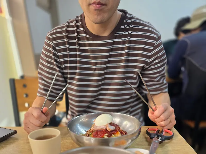 밀면을 즐기는 모습