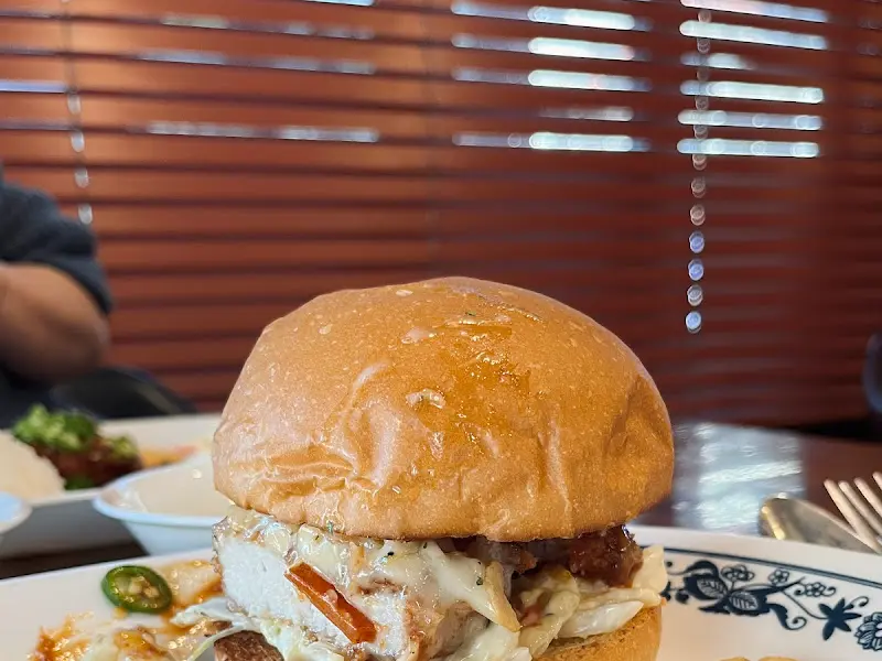 돈가스 버거 근접샷