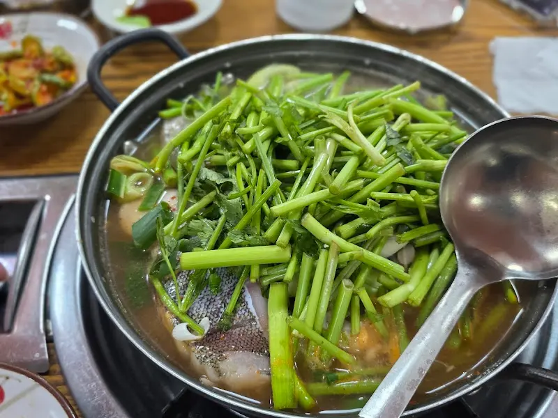 미나리가 듬뿍 올라간 대구탕