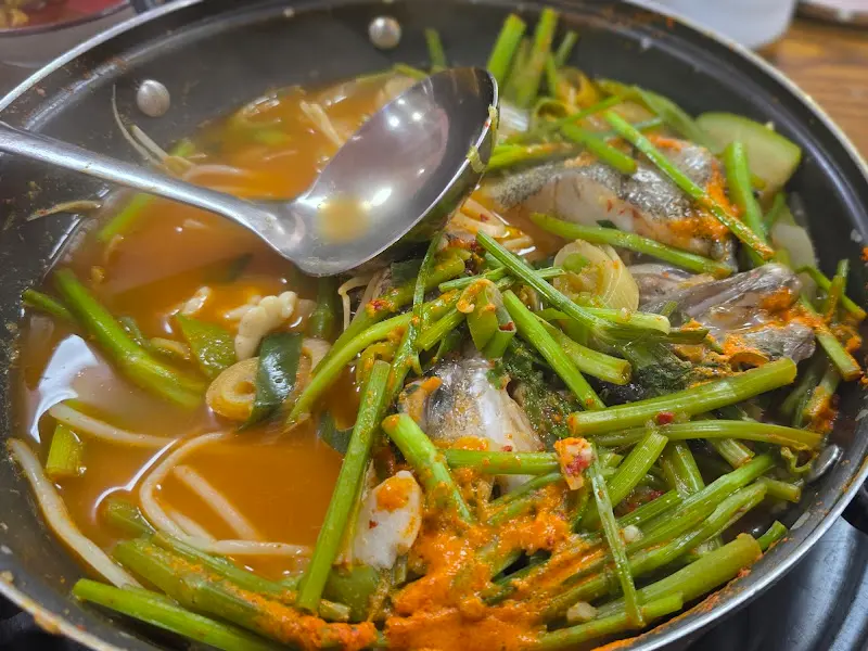 미나리가 듬뿍 들어간 대구탕의 모습