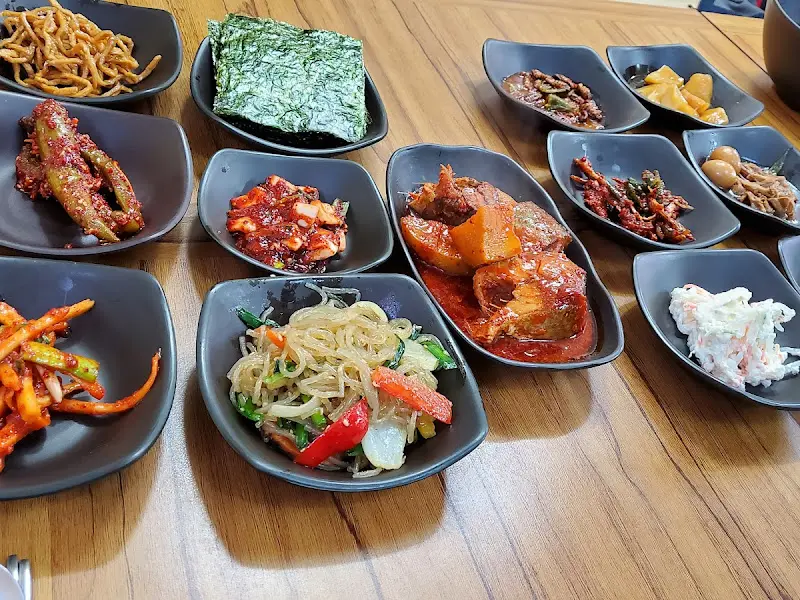 다양한 밑반찬들