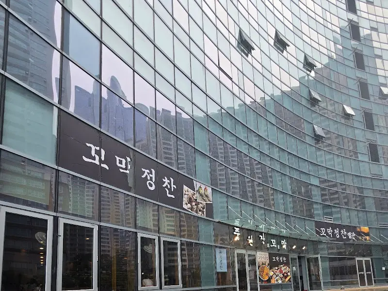 풍성한 밑반찬과 메인 메뉴의 조화