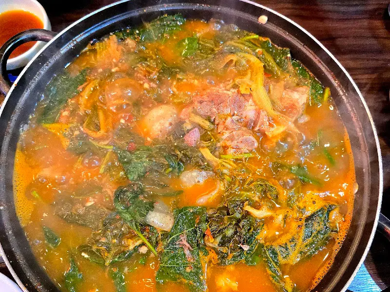 뼈해장국이 담긴 뚝배기