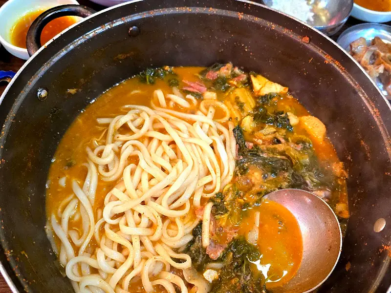 뼈해장국에 면사리를 추가한 모습