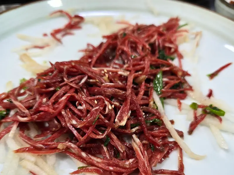 가늘게 채 썰린 육회의 모습