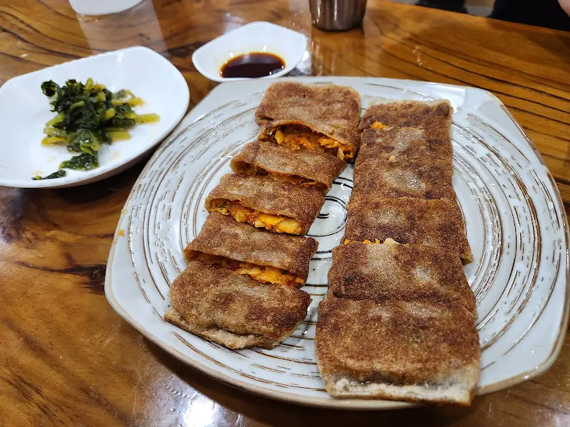 윤기 자르르 흐르는 메밀전병