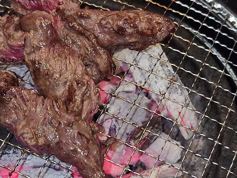 숯불 위에서 익어가는 한우