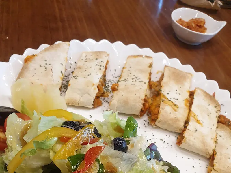 치킨 스테이크와 샐러드