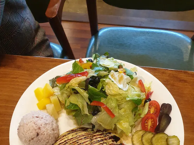 샐러드와 흑미밥