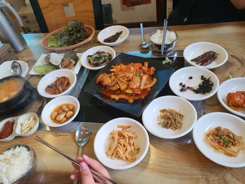 푸짐한 밑반찬과 쌈 채소