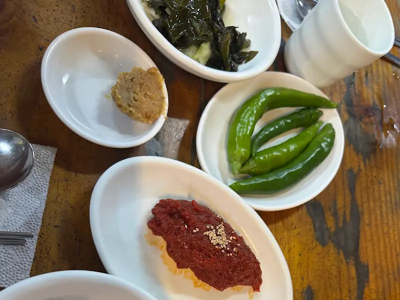 밑반찬으로 제공되는 맛보기 육회