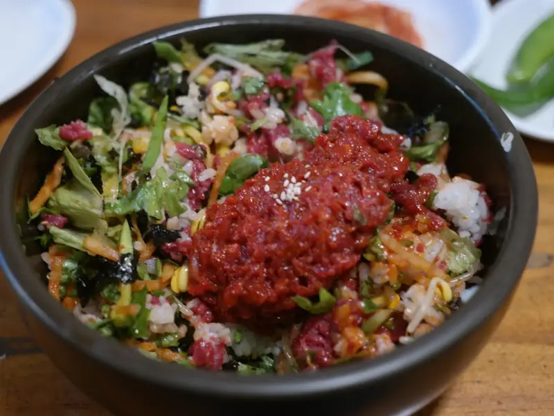 비벼진 육회비빔밥의 모습