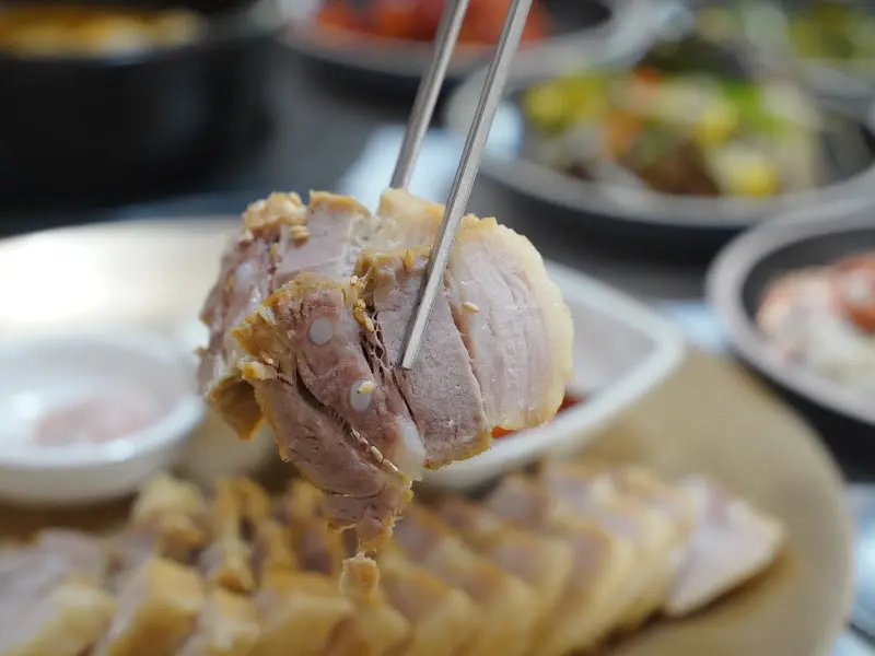 윤기가 흐르는 수육