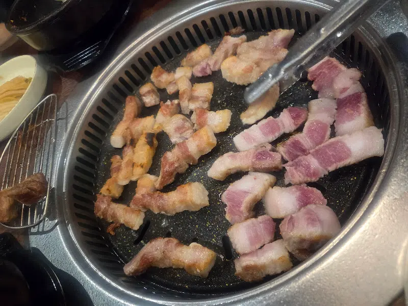 맛찬들 왕소금구이 정자점의 삼겹살 굽는 모습