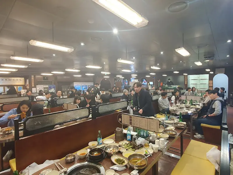 맛찬들 왕소금구이 정자점의 내부 전경