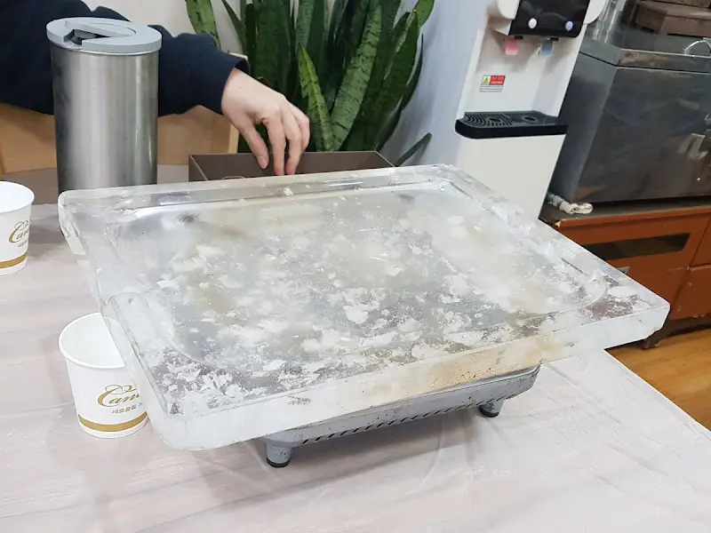 테이블 위에 놓인 불판