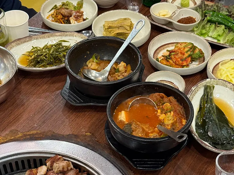 맛찬들 왕소금구이 정자점의 다양한 밑반찬
