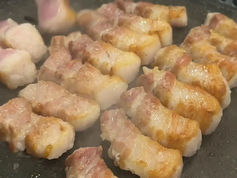 맛찬들 왕소금구이 정자점의 노릇하게 구워진 삼겹살