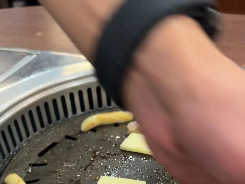 맛찬들 왕소금구이 정자점의 직원분이 구워주는 삼겹살