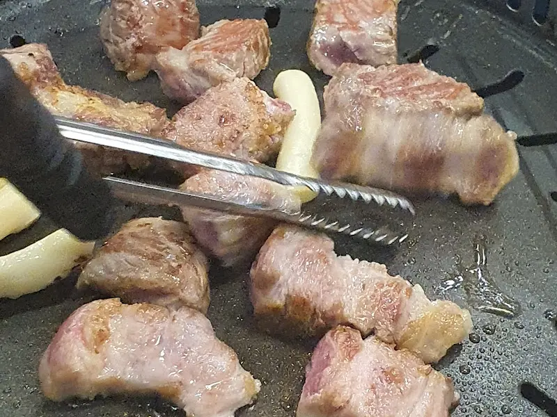 맛찬들 왕소금구이 정자점의 솥밥