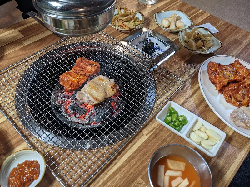 숯불닭갈비 굽는 모습