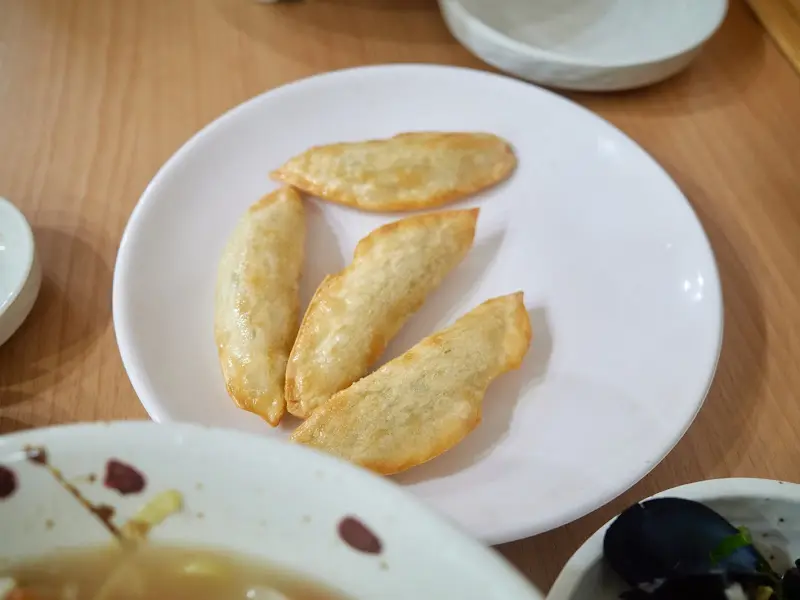 사장님의 푸짐한 인심이 느껴지는 서비스 군만두