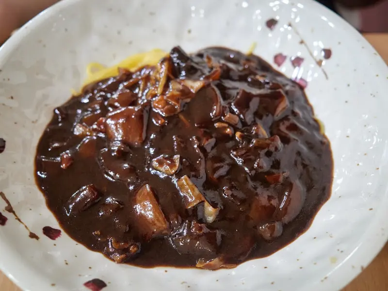 윤기가 자르르 흐르는 간짜장 소스