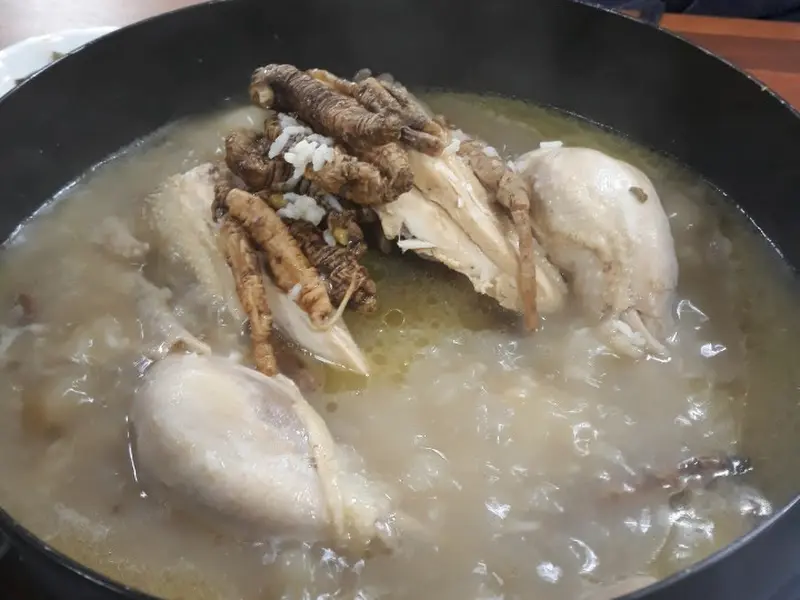 더덕토종닭: 닭 한 마리와 듬뿍 들어간 더덕이 뽀얀 국물에 잠겨 있는 모습