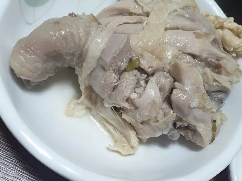 닭고기: 뽀얀 닭고기가 뼈와 분리되어 접시에 담겨 있는 모습