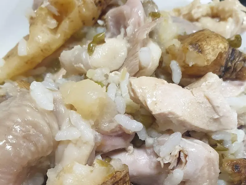 닭고기와 밥: 닭고기와 밥, 더덕을 함께 먹는 모습