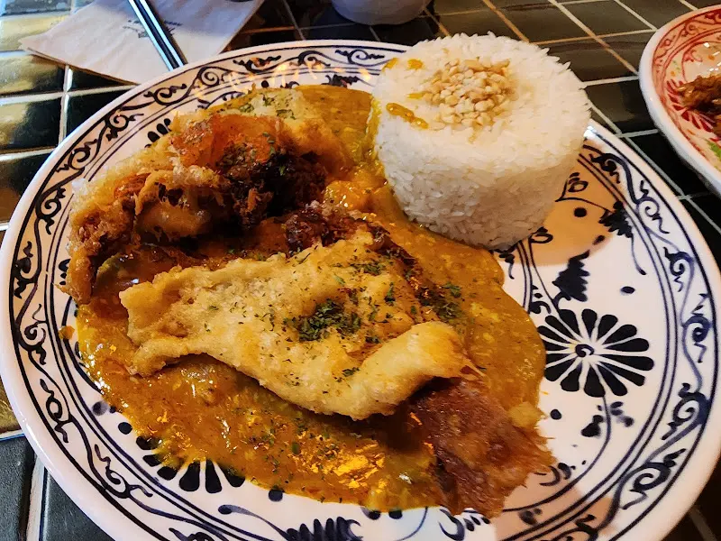 밥 위에 올려진 푸팟퐁커리