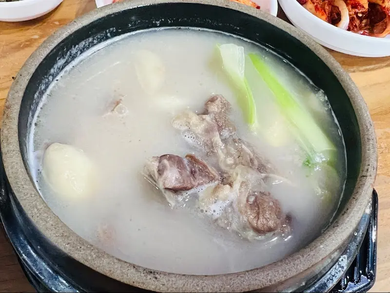 뽀얀 국물의 설렁탕
