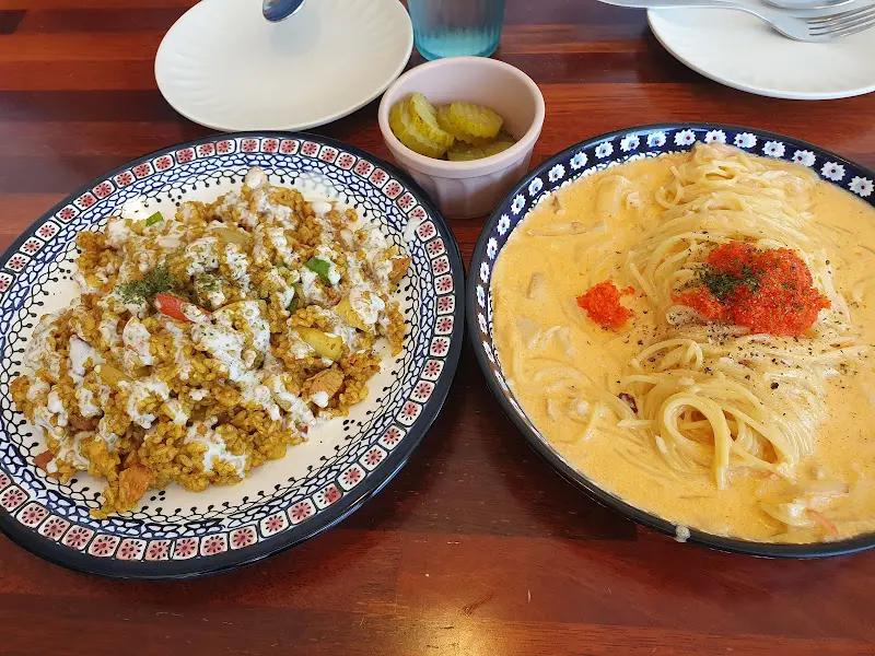 테이블 위에 놓인 명란 피자와 날치알 파스타